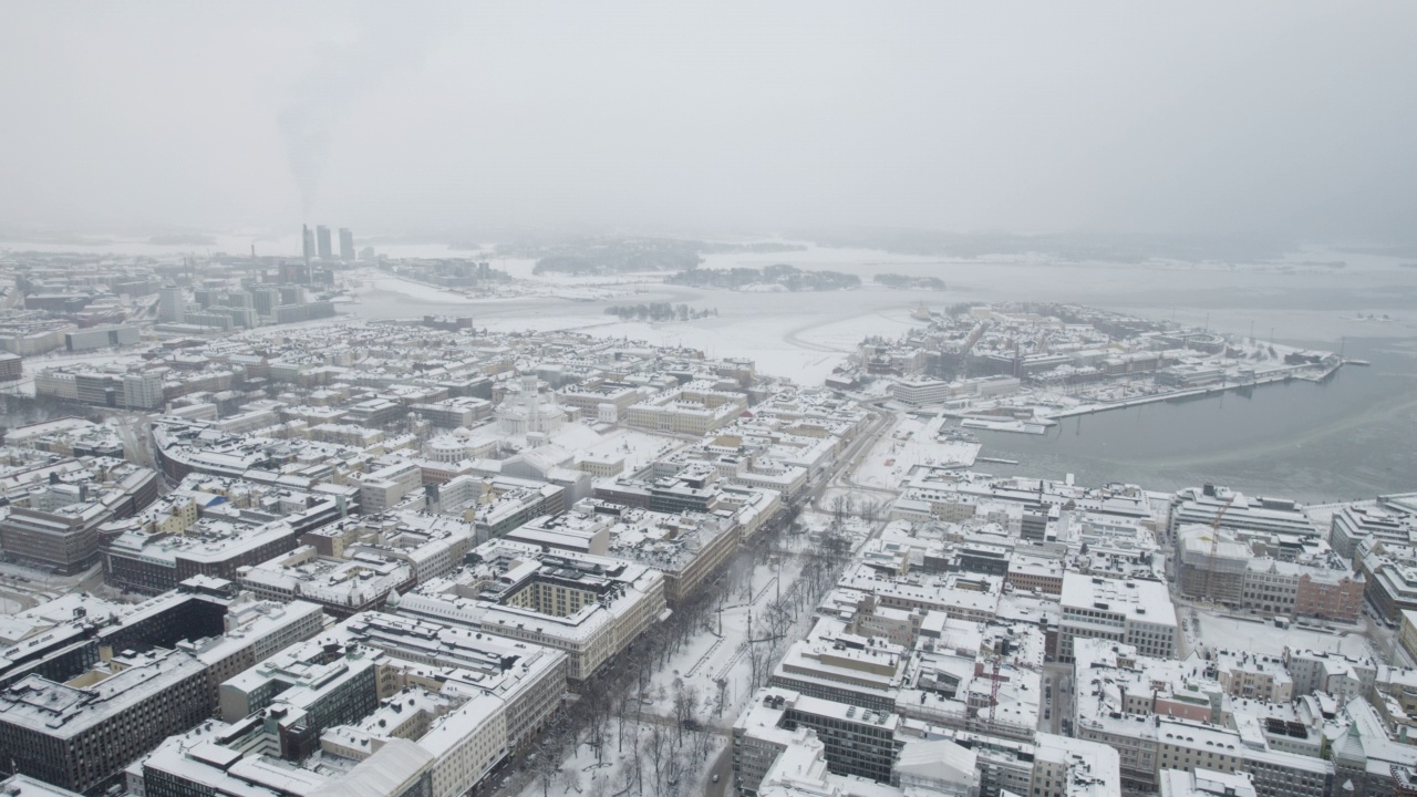 下雪时赫尔辛基的鸟瞰图视频素材