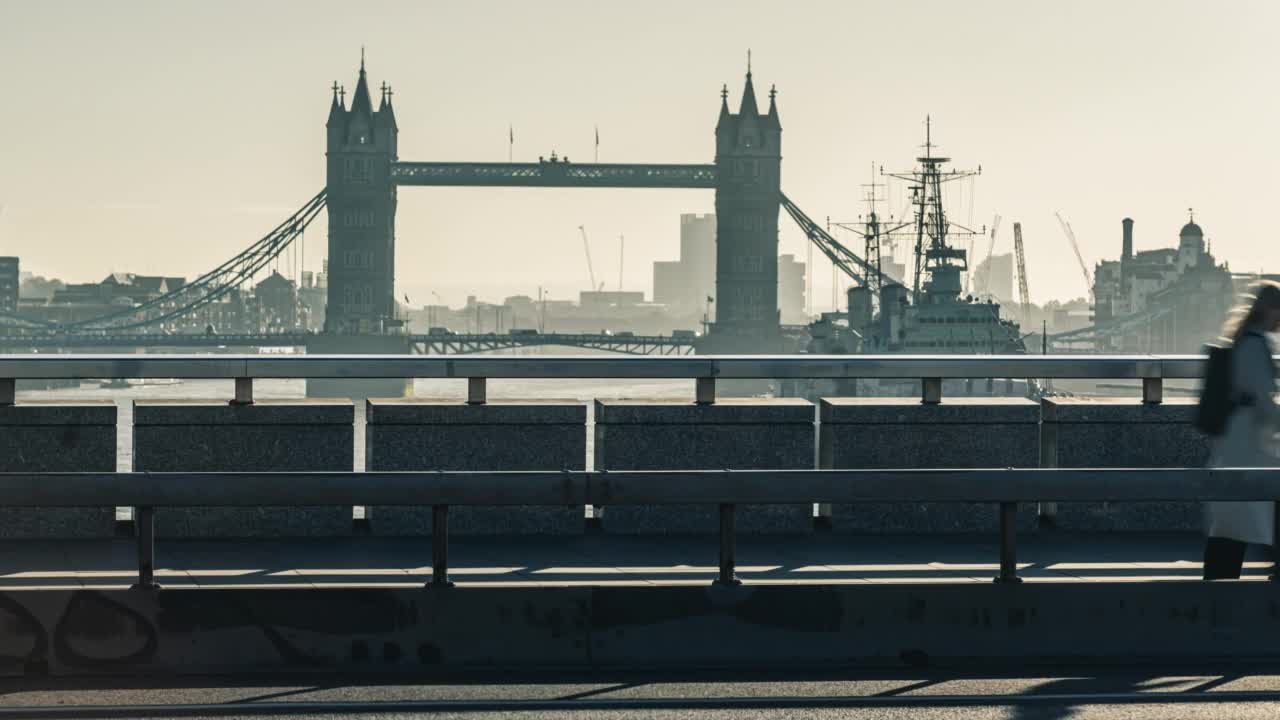 在英国伦敦塔桥背景下，拥挤通勤的人们在上下班高峰期步行上班视频素材