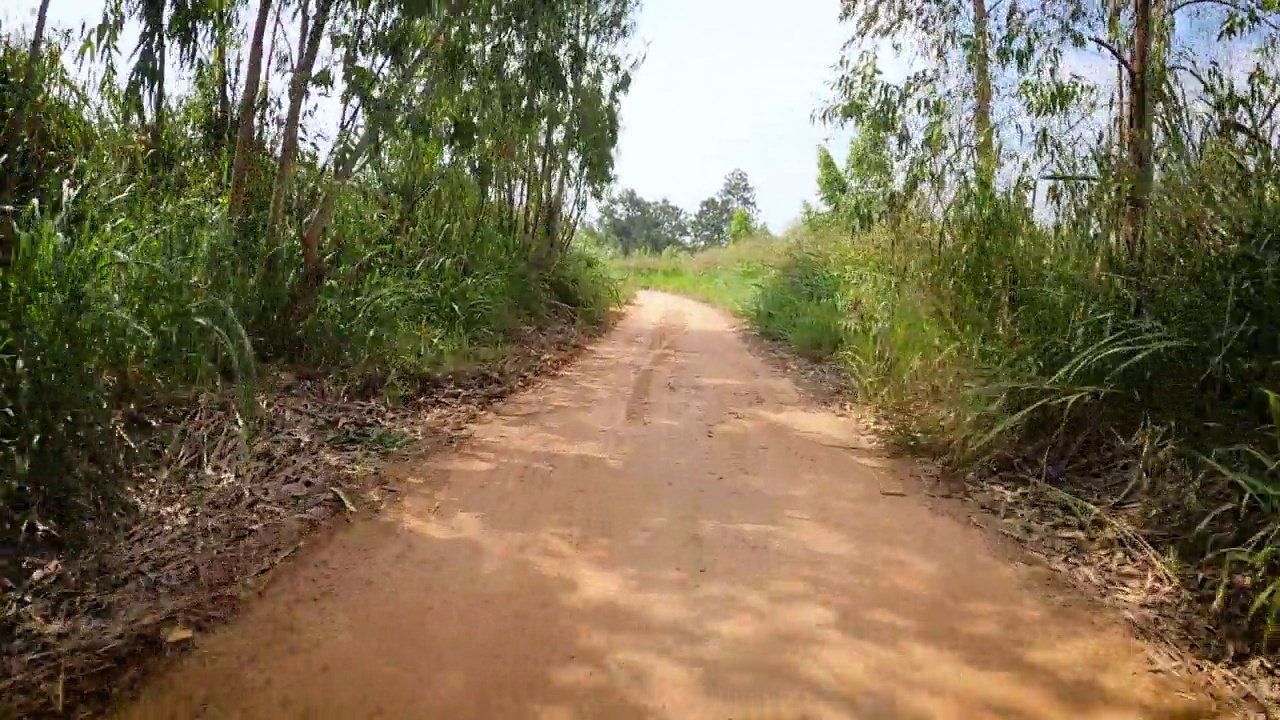 观点4x4越野跑在土路上。越野卡车汽车车轮在肮脏的道路上移动，带着灰尘、干湿泥浆。观点四驱卡车轮胎旅行在偏僻的地方视频素材