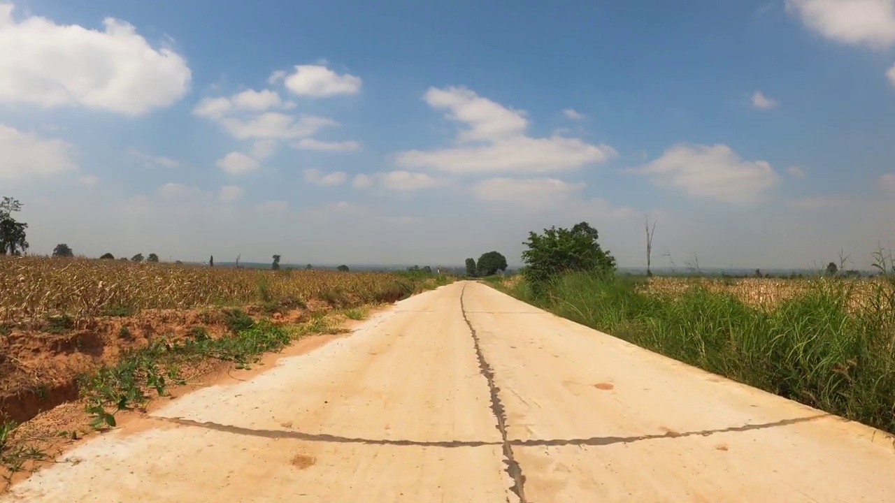 观点4x4越野跑在土路上。越野卡车汽车车轮在肮脏的道路上移动，带着灰尘、干湿泥浆。观点四驱卡车轮胎旅行在偏僻的地方视频素材