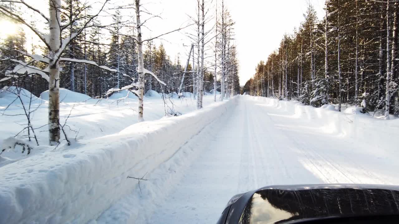 行驶在芬兰白雪覆盖的乡间小路上视频素材