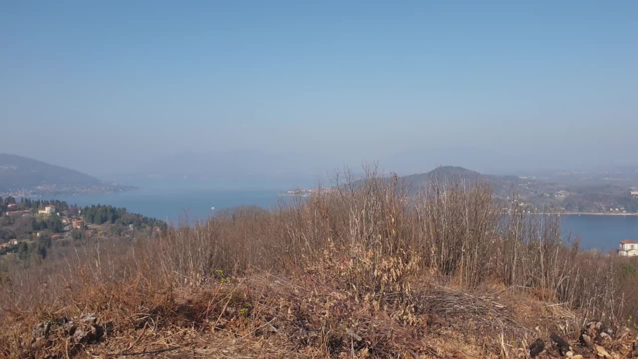 从意大利阿罗纳的莫塔格兰德山上看到的马焦雷湖。平移视频素材