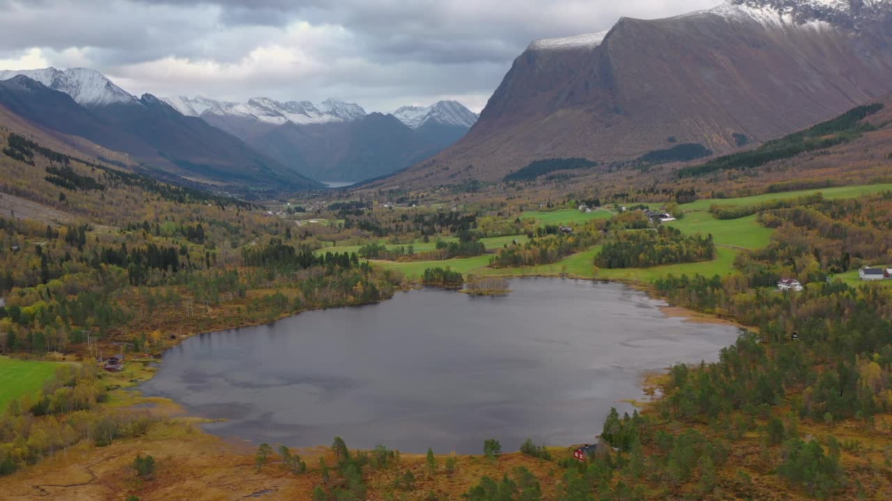 鸟瞰湖边的红色山小屋，挪威Sunnmore阿尔卑斯山的风景视频素材