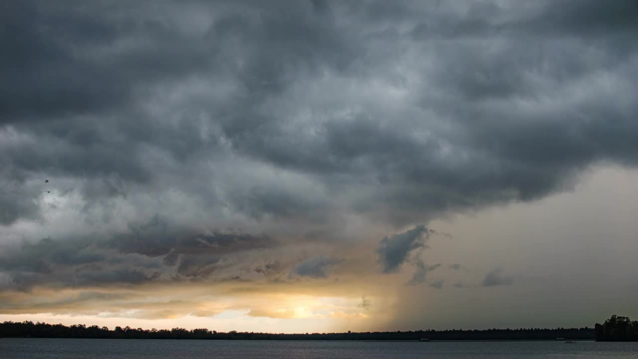 时间推移的黑暗戏剧性的暴风雨天空，快速移动的乌云与一些地区的阳光视频素材