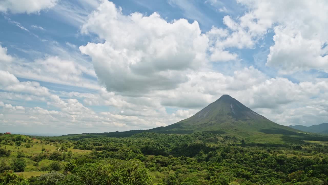 哥斯达黎加阿雷纳尔火山国家公园景观热带雨林和丛林风景，中美洲自然鸟瞰图视频素材