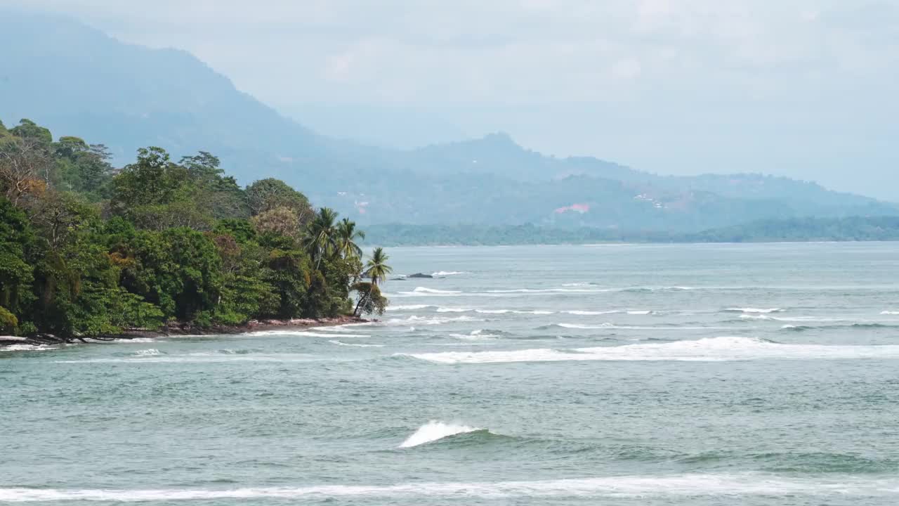 哥斯达黎加的太平洋海岸景观，航拍无人机拍摄的太平洋海浪破碎和巴莱纳海洋国家公园的热带雨林海景(又名鲸尾)视频素材