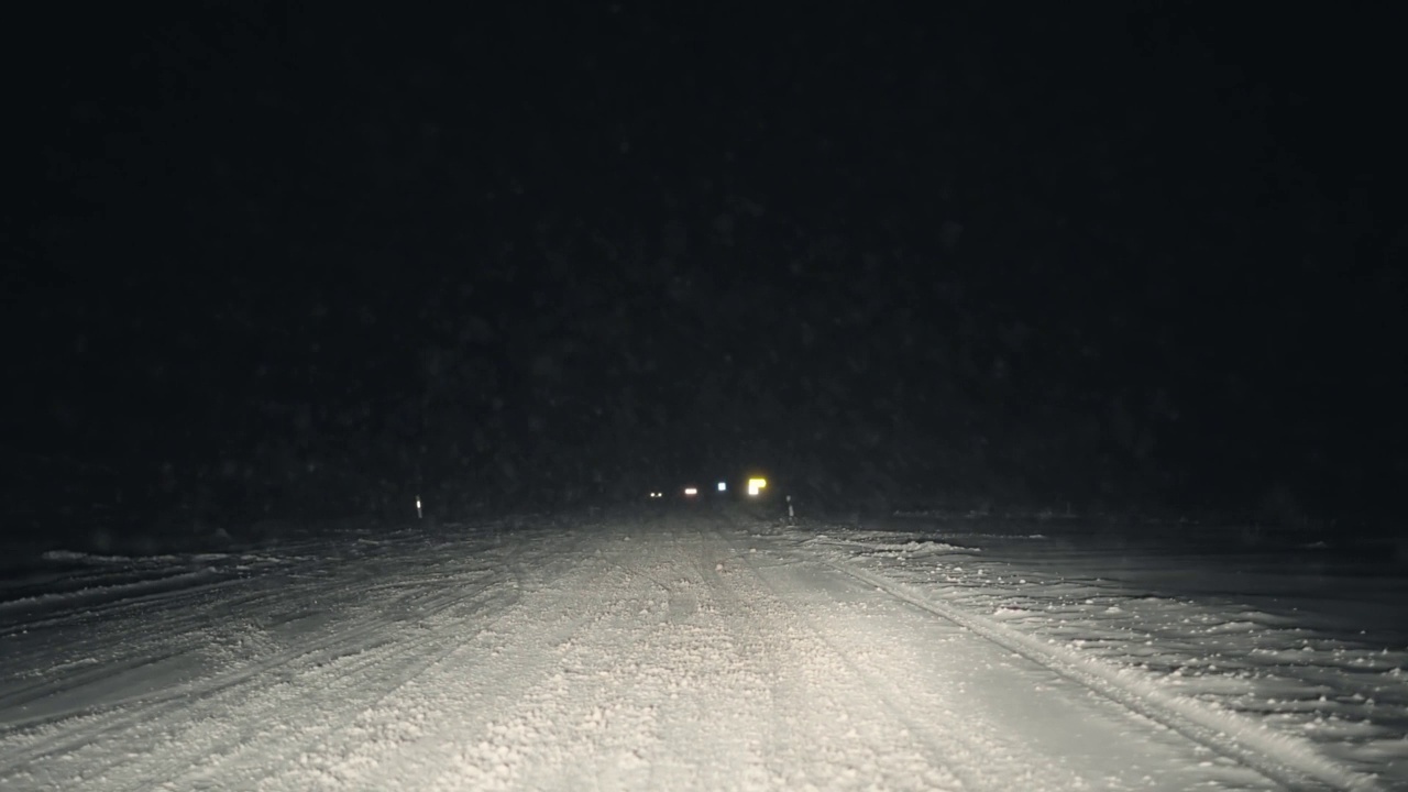 Pov驾驶在山上湿滑的森林道路在冬天，慢动作视频素材