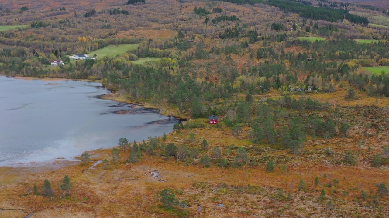 鸟瞰湖边的红色山小屋，挪威Sunnmore阿尔卑斯山的风景视频素材