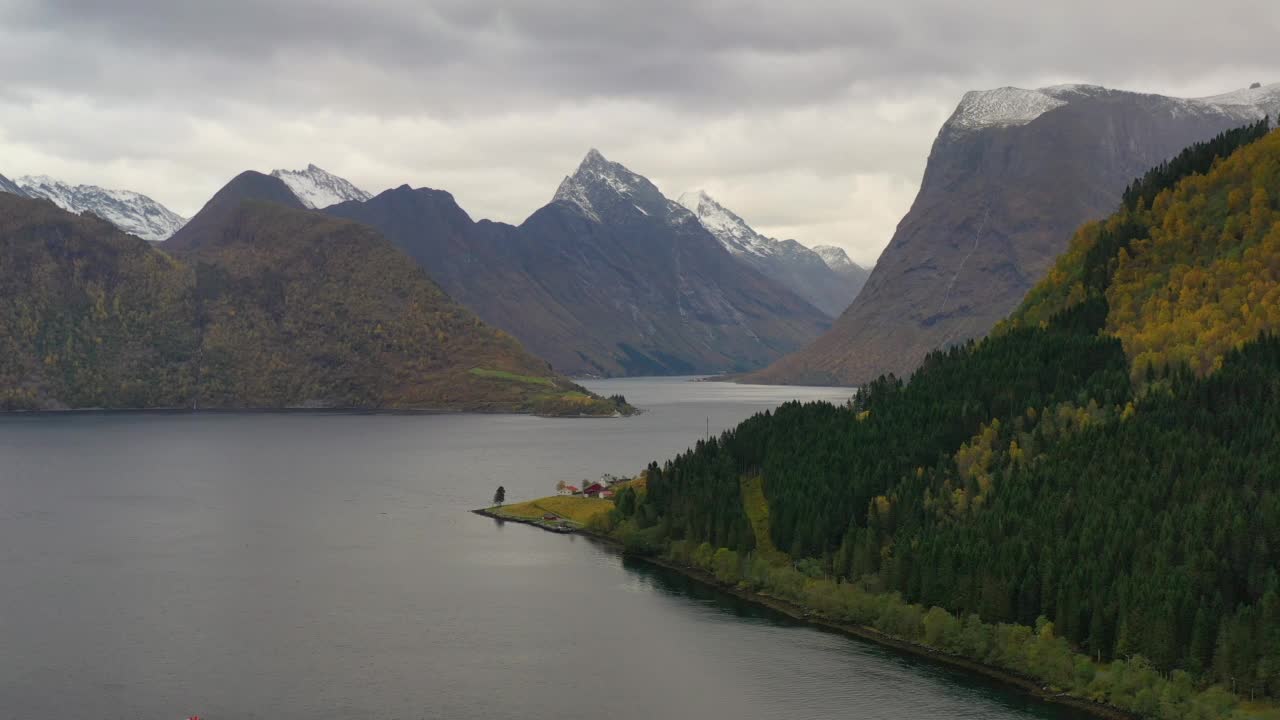 鸟瞰图，挪威的Hjorundfjorden在风景秀丽的秋天色彩视频素材