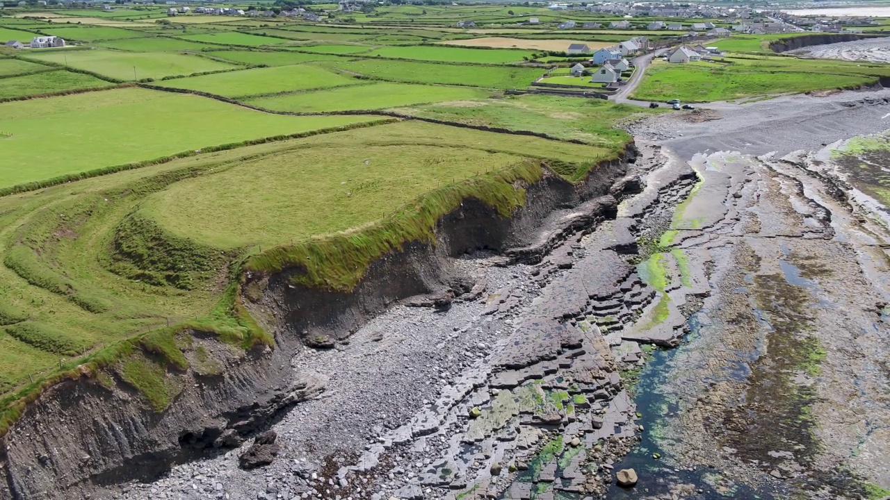 历史小屋遗址的鸟瞰图，由Carrowhubbuck North Carrownedin拍摄，靠近Inishcrone，在爱尔兰斯莱戈县的enishcrone。视频下载