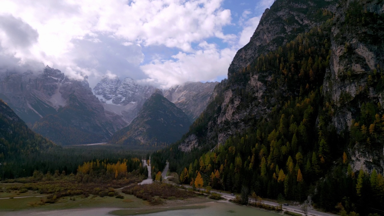 Höhlensteintal山谷（Val di Landro）和Cristallo山地块的Dürrensee（兰德罗湖）视频素材