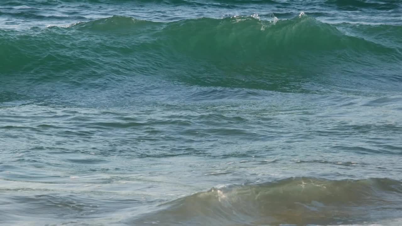 近距离观看大西洋空旷海岸的高浪。慢动作全高清视频空美丽的夜晚海洋海滩。视频素材