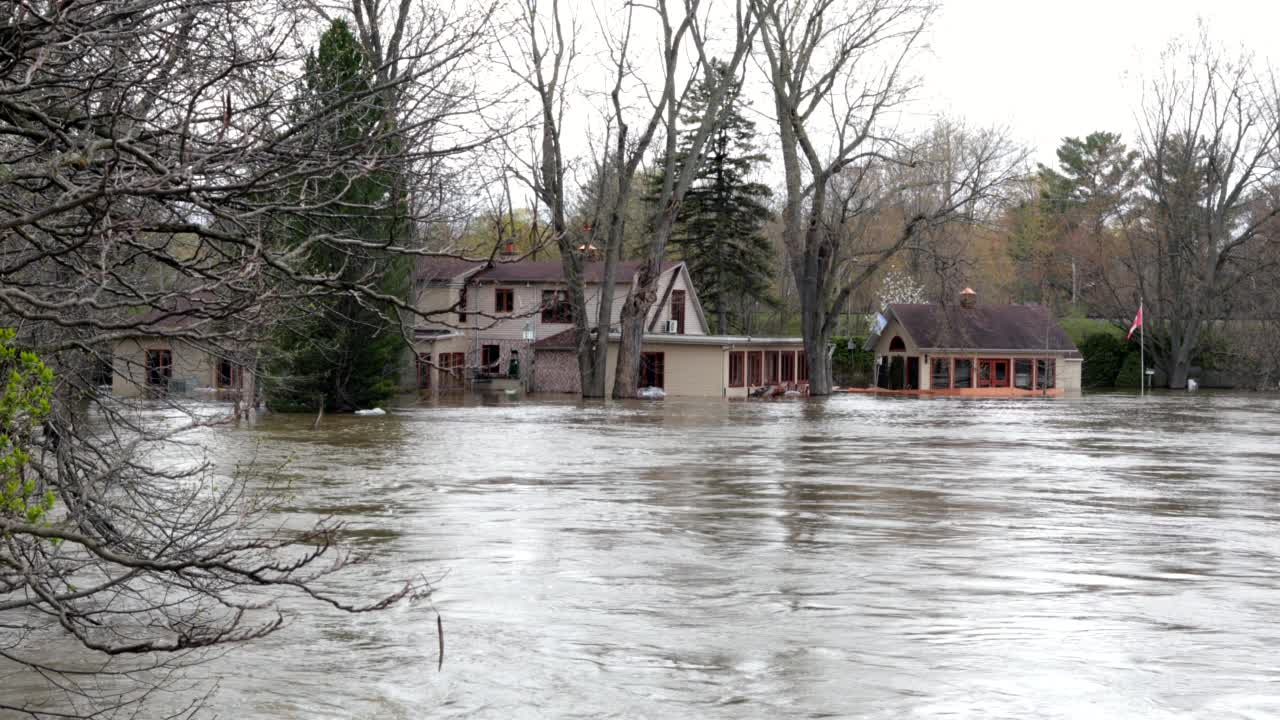 被洪水包围的房屋，拉瓦尔，魁北克，加拿大视频素材