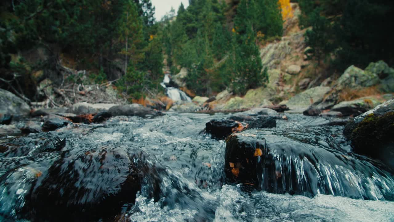 山间岩石上的流水，河流和森林里的瀑布视频素材