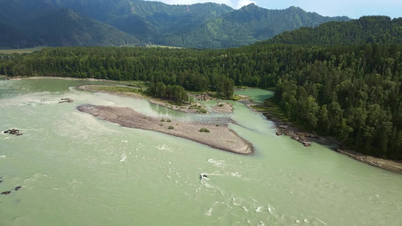 空中:绿松石色的卡顿河在山谷中流淌视频素材