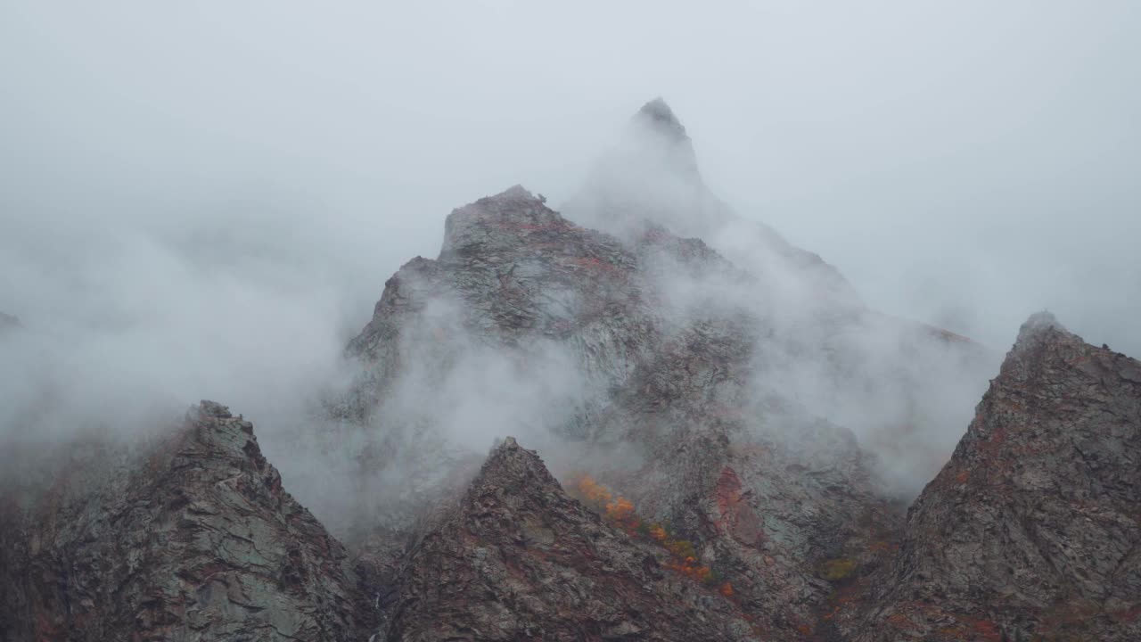 在印度喜马偕尔邦拉豪尔斯皮提地区的吉斯帕，风暴期间山顶上空的4K照片。云层覆盖着山峰。自然背景。视频素材