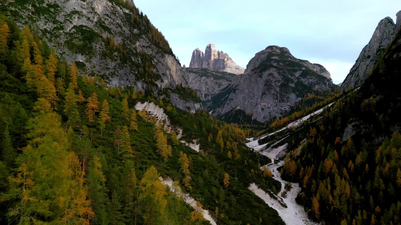 来自西北部的Drei Zinnen (Tre Cime di Lavaredo)山视频素材