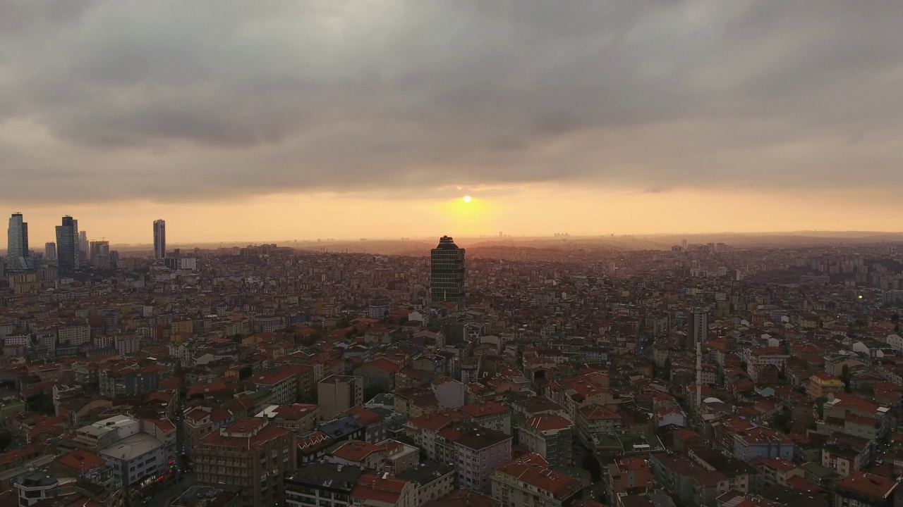 日出时的城市天际线，城市​​噪音和空气污染，城市蔓延，人口过多的大都市视频素材