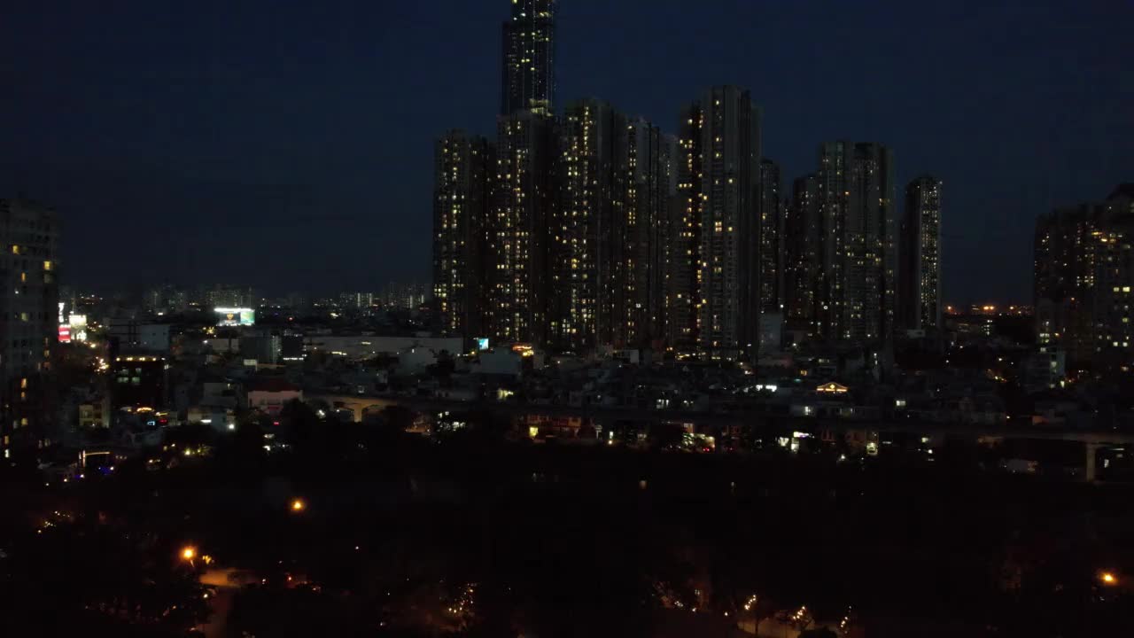 越南胡志明市市中心天际线的高速公路夜景鸟瞰图。视频素材