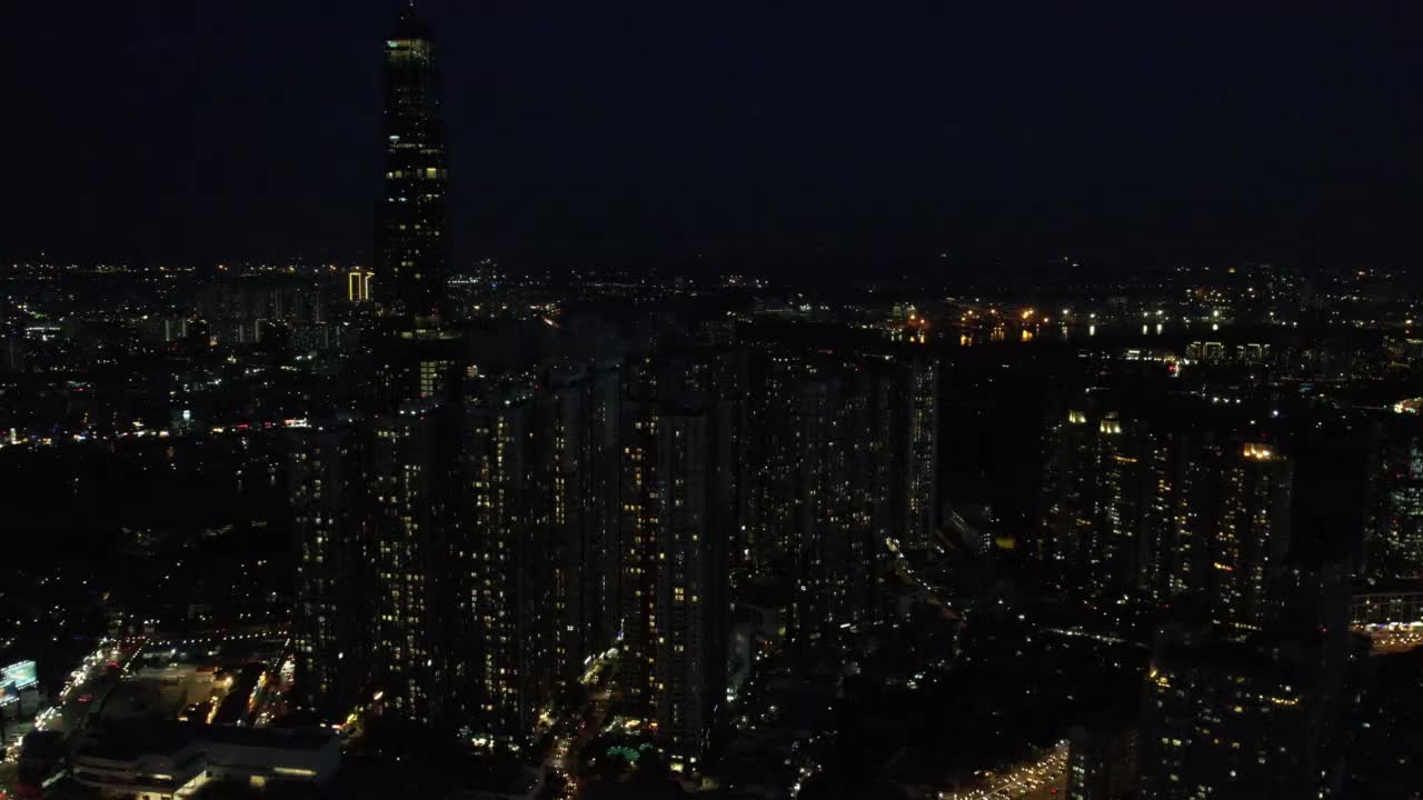 越南胡志明市市中心天际线的高速公路夜景鸟瞰图。视频素材