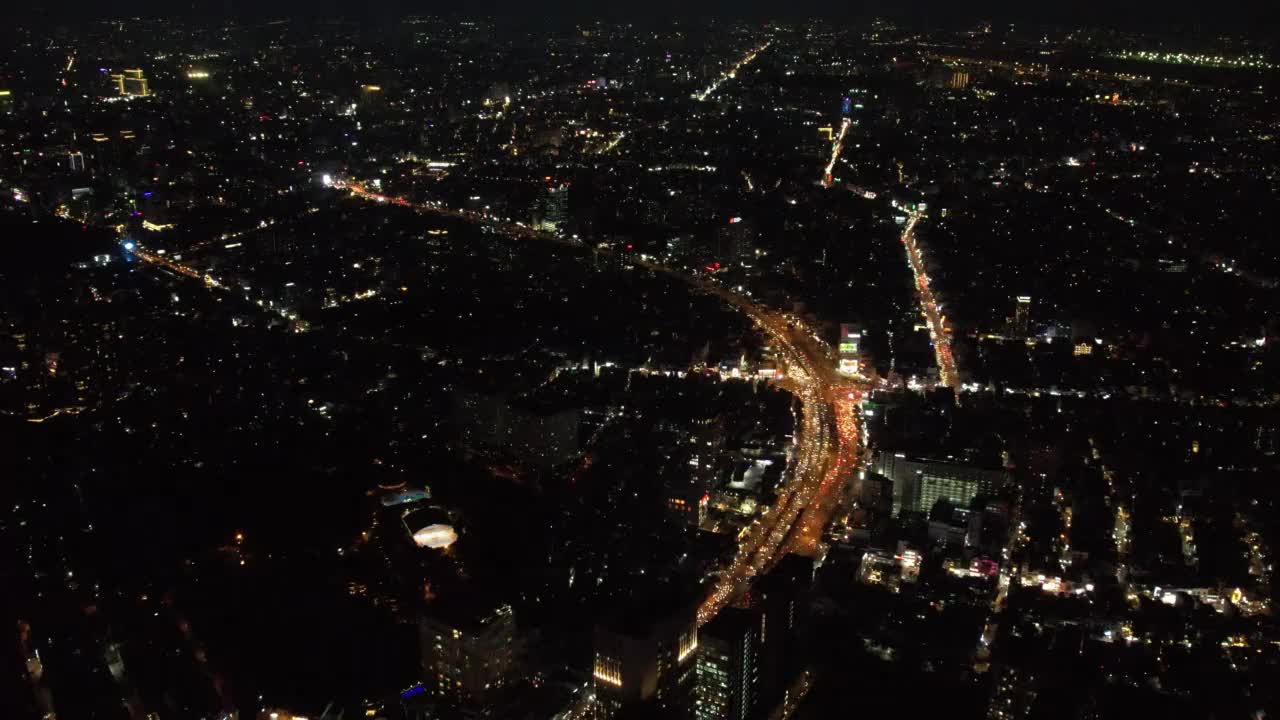 越南胡志明市市中心天际线的高速公路夜景鸟瞰图。视频素材