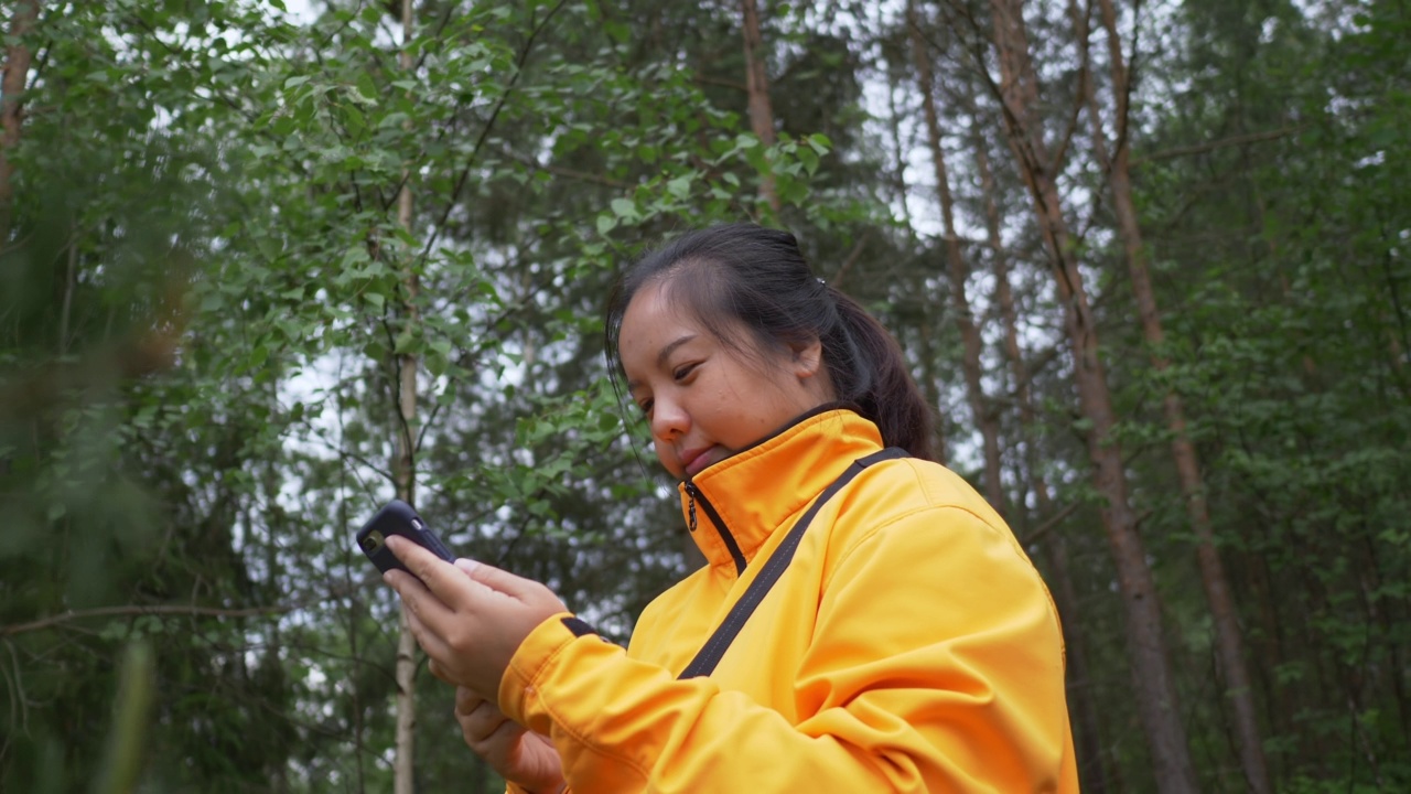 亚洲妇女在森林中拍照视频素材