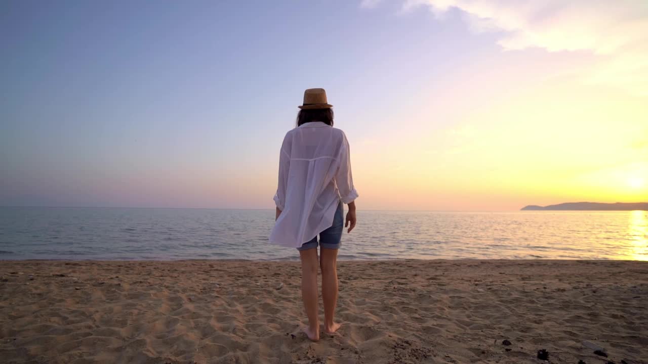 日落时分在海里奔跑的女人视频素材