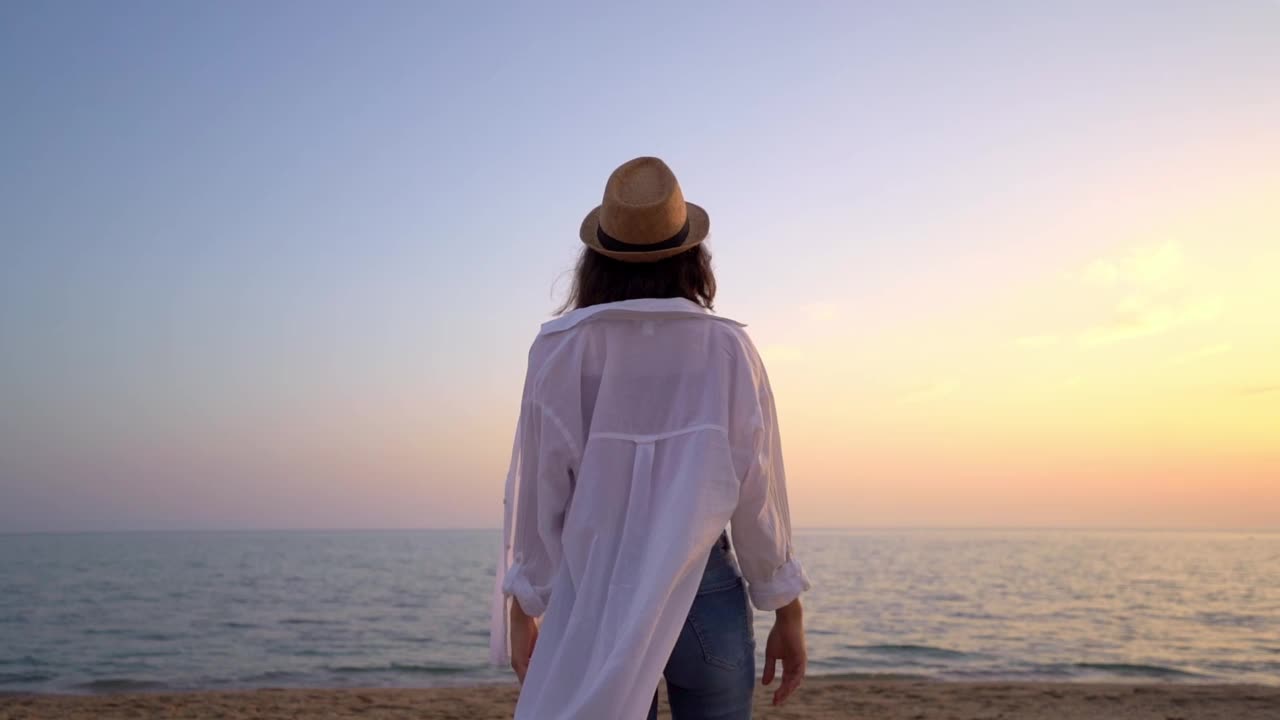 日落时分在海里奔跑的女人视频素材