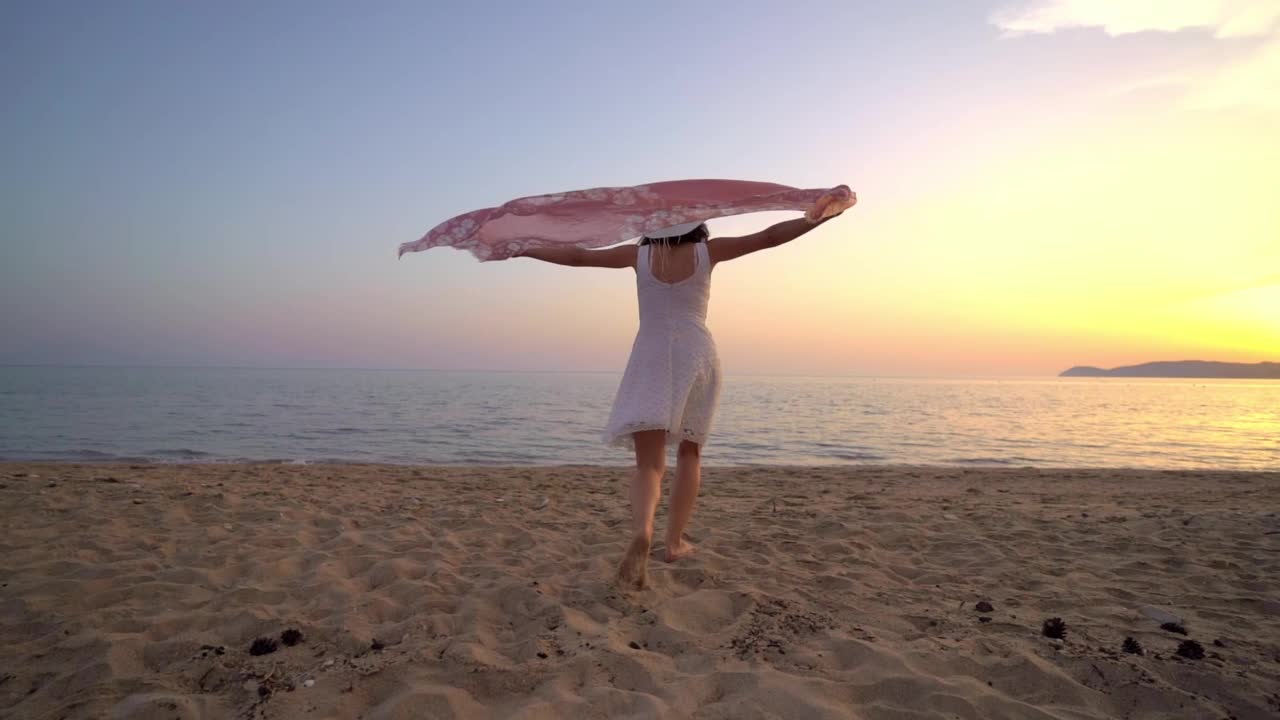 日落时分在海里奔跑的女人视频素材