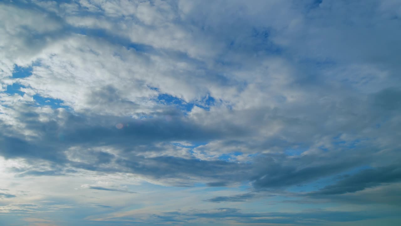 日落时的夜空有不同的深浅。美丽浪漫，色彩丰富的天空，明亮的渐变颜色。间隔拍摄。视频素材