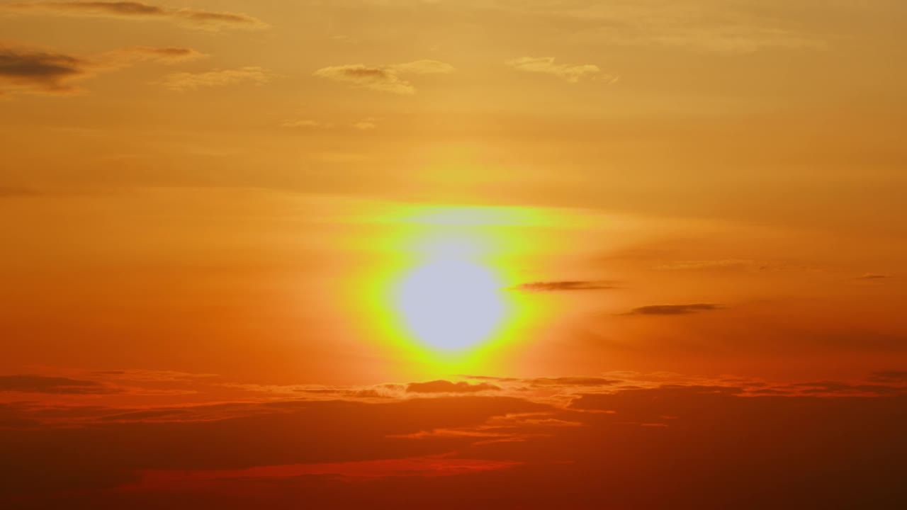 多云的日落天空与蓬松的云和太阳。夏日夕阳在天空朦胧。时间流逝。视频素材