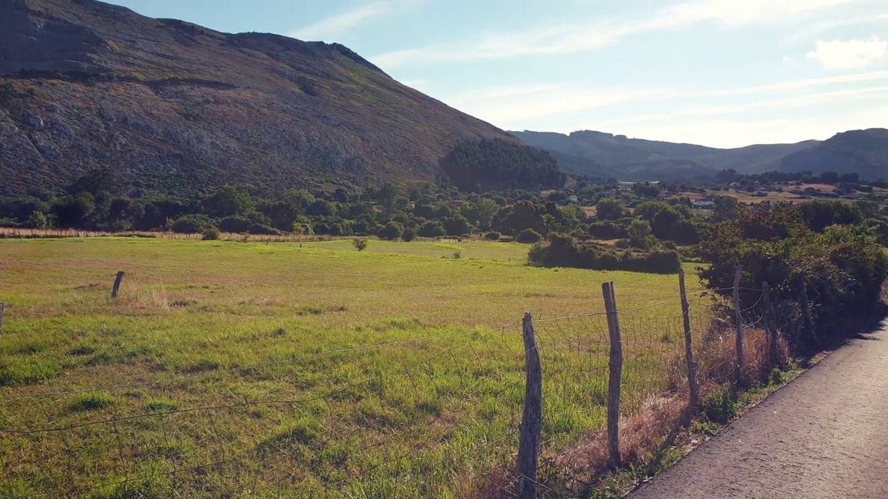 美丽的乡村道路，前面有山，有太阳视频素材