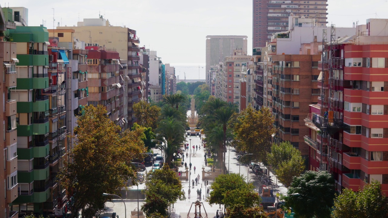 西班牙阿利坎特市林荫大道的高架景观视频素材