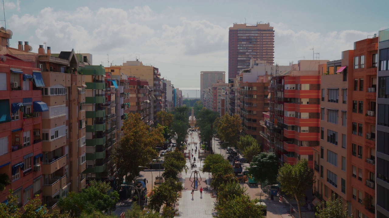 西班牙阿利坎特市大街的高架景观视频素材