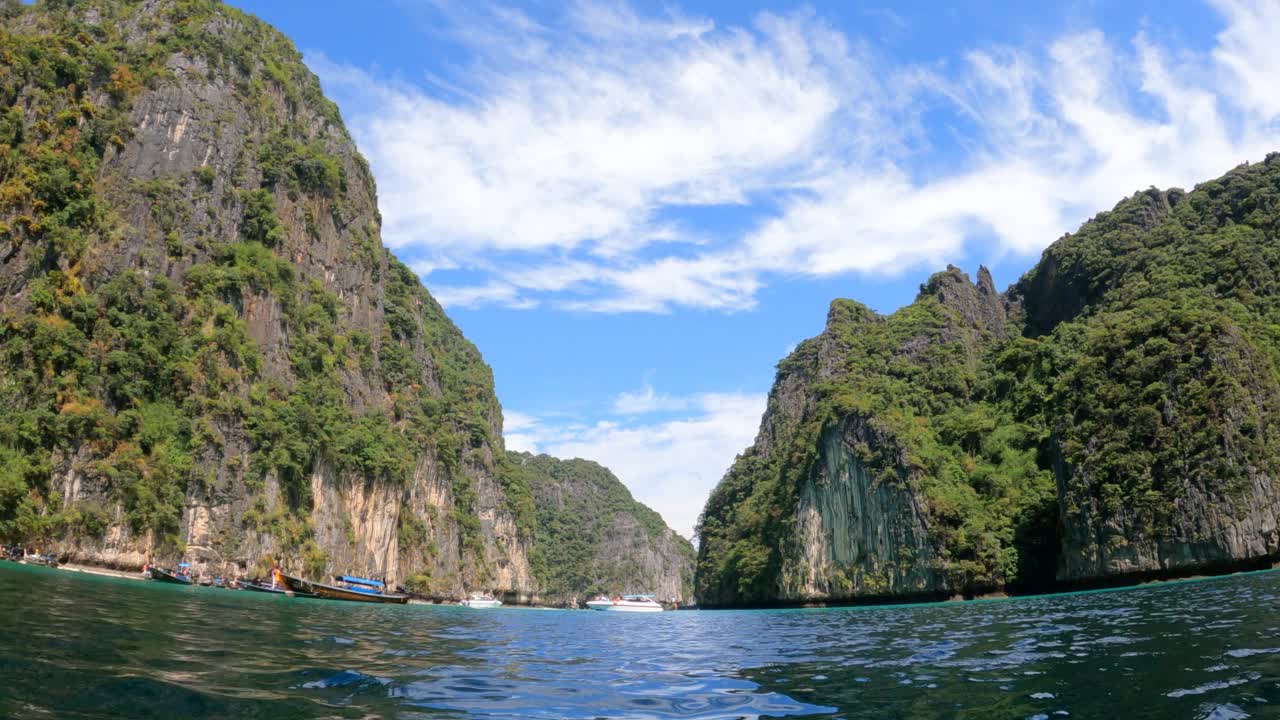 热带岛屿与海洋蓝色的海水在皮披群岛的皮莱泻湖，泰国甲米自然景观视频素材