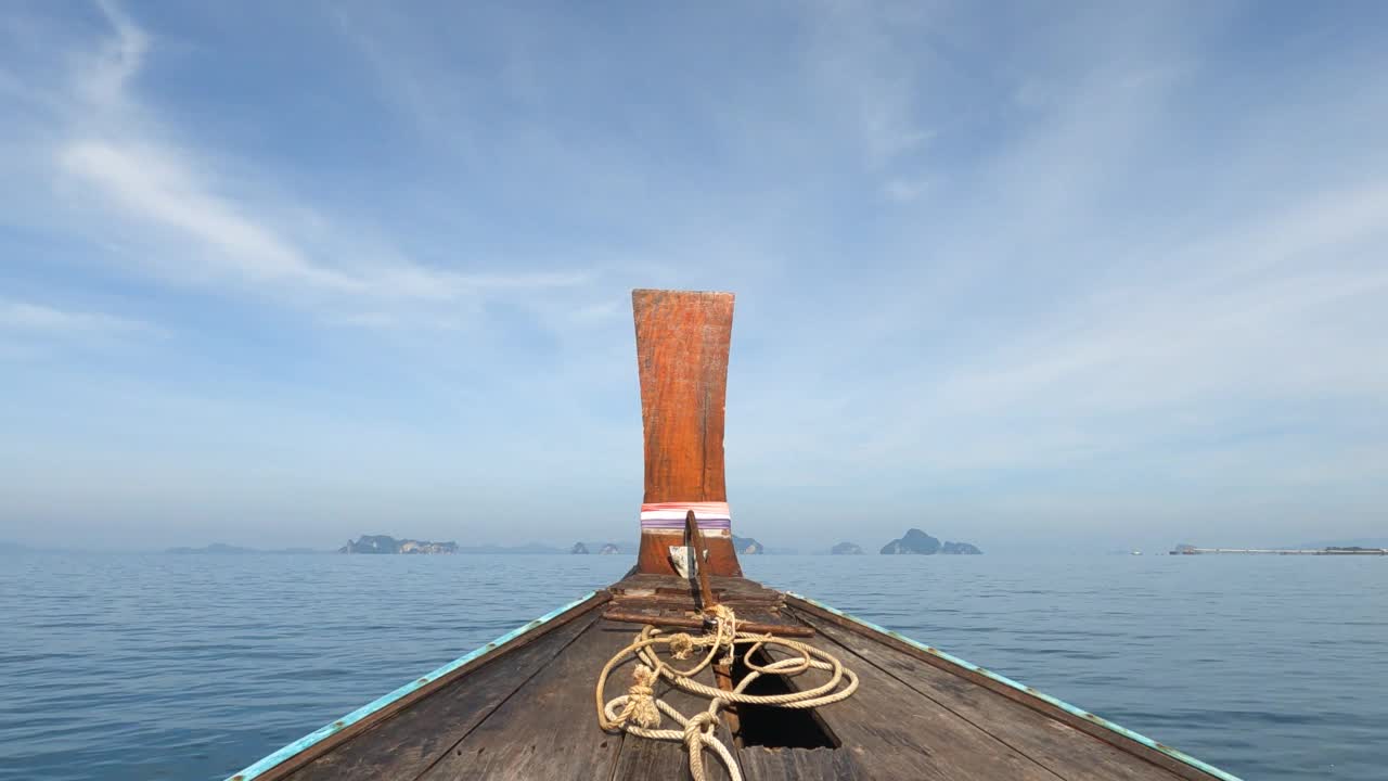 乘船穿越热带岛屿与海洋蓝色海水，甲米泰国自然景观视频素材