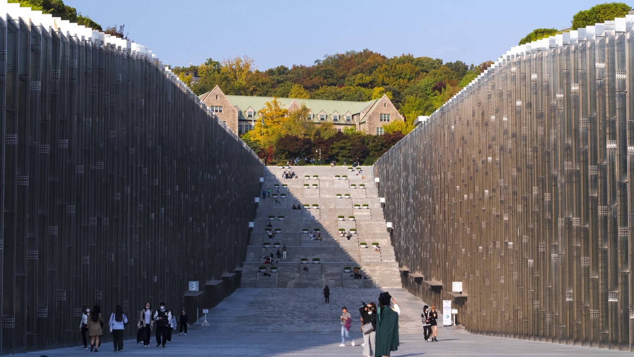 在韩国首尔的梨花女子大学，人们走在小路上的时间流逝视频素材