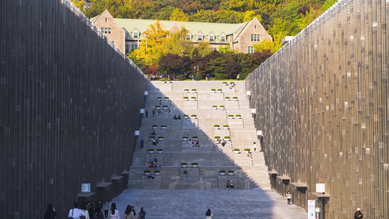 在韩国首尔的梨花女子大学，人们走在小路上的时间流逝视频素材