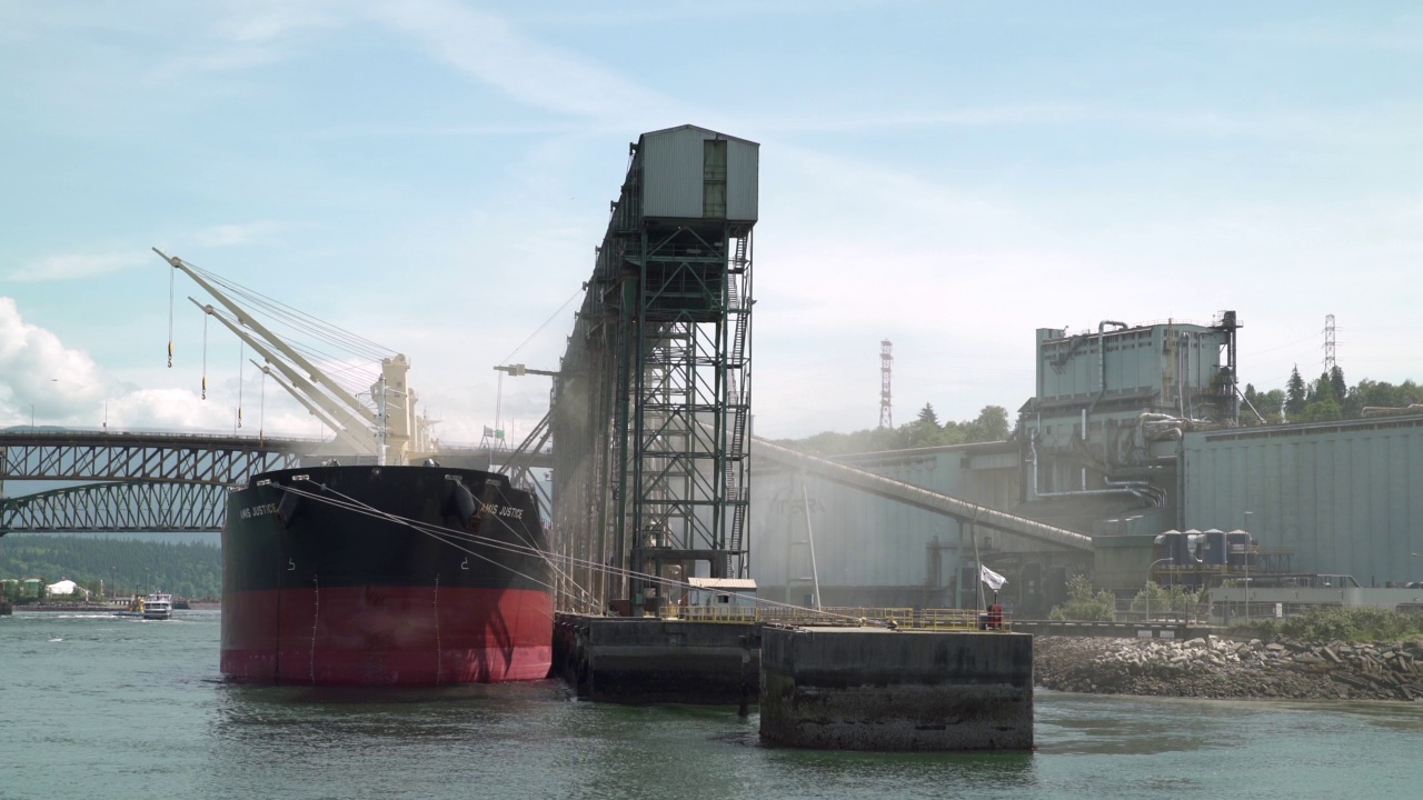 Vancouver, British Columbia, Canada – June 2, 2019. Freighter Loading Grain Vancouver 4K UHD视频素材