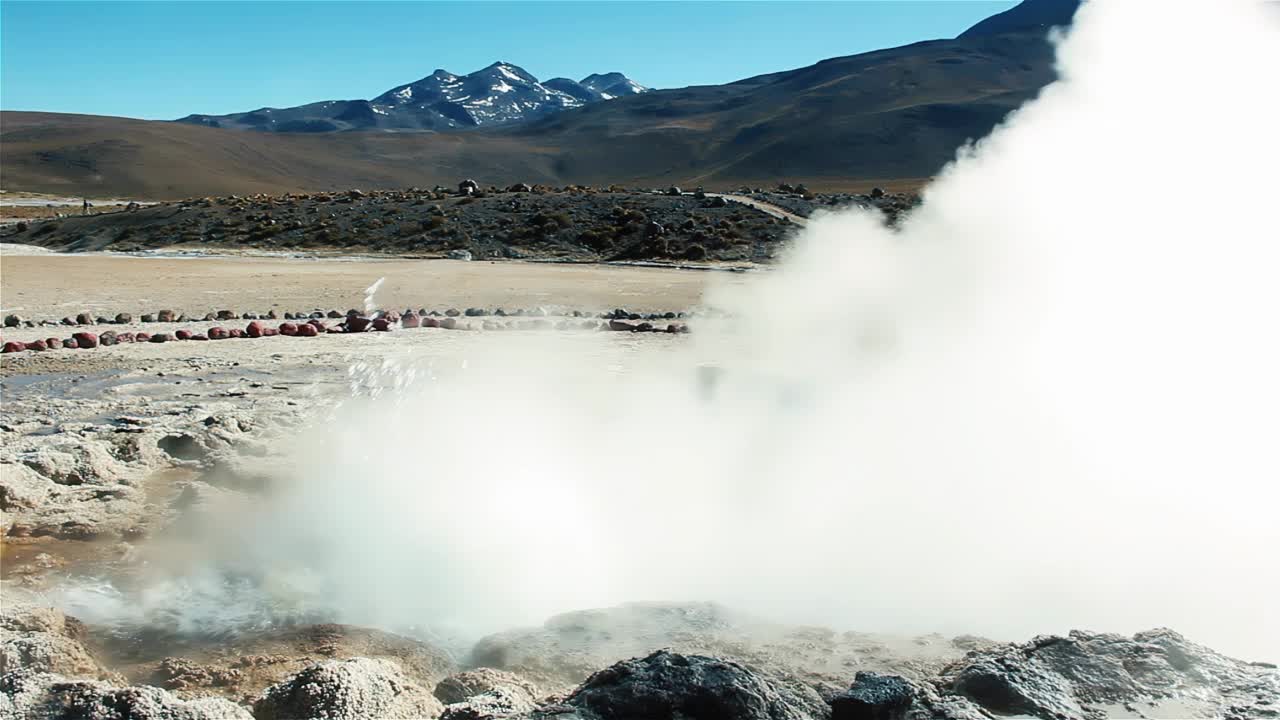 El Tatio间歇泉田，阿塔卡马沙漠，安托法加斯塔地区，智利，南美洲。4K分辨率。视频素材