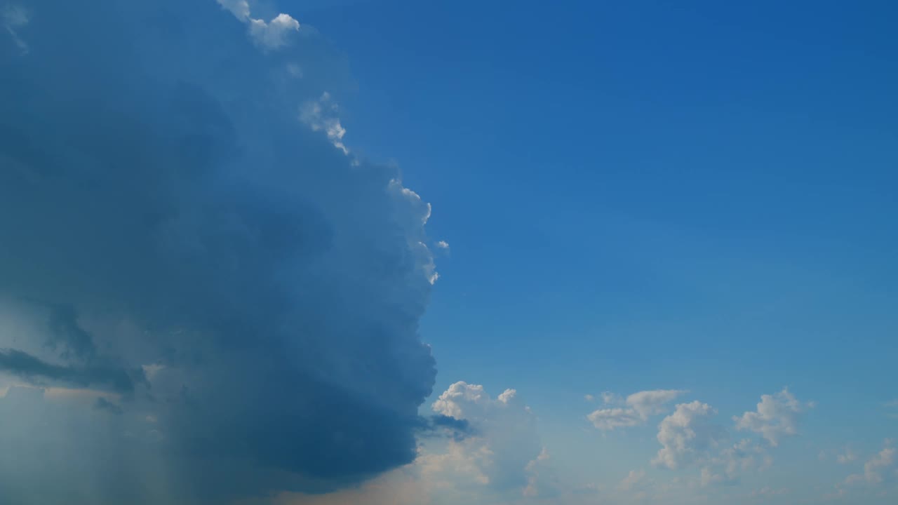 时间流逝。天空乌云密布，雨来了。季风时节，龙卷风云景。闪电的闪光。视频素材