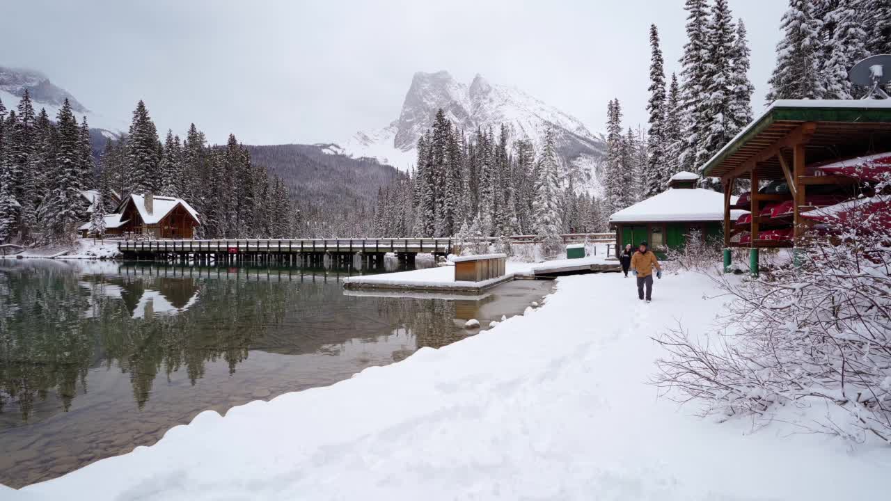 图为在Yoho国家公园翡翠湖小屋徒步的人们视频素材