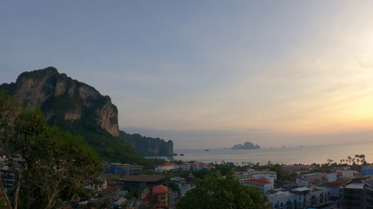 热带海日落在Ao Nang海滩石灰石山，泰国甲米高角度观看自然景观视频素材