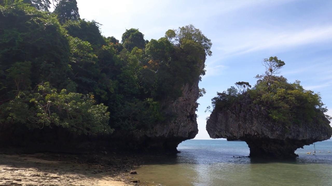 热带岛屿与海洋蓝色的海水和白色的沙滩在Koh Phak Bia，甲米泰国自然景观视频素材