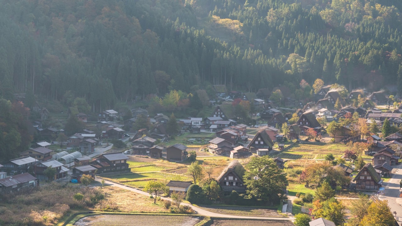 日本岐阜白川村历史悠久的日本传统加正屋在白川村的夜晚到白天秋叶时间流逝视频素材