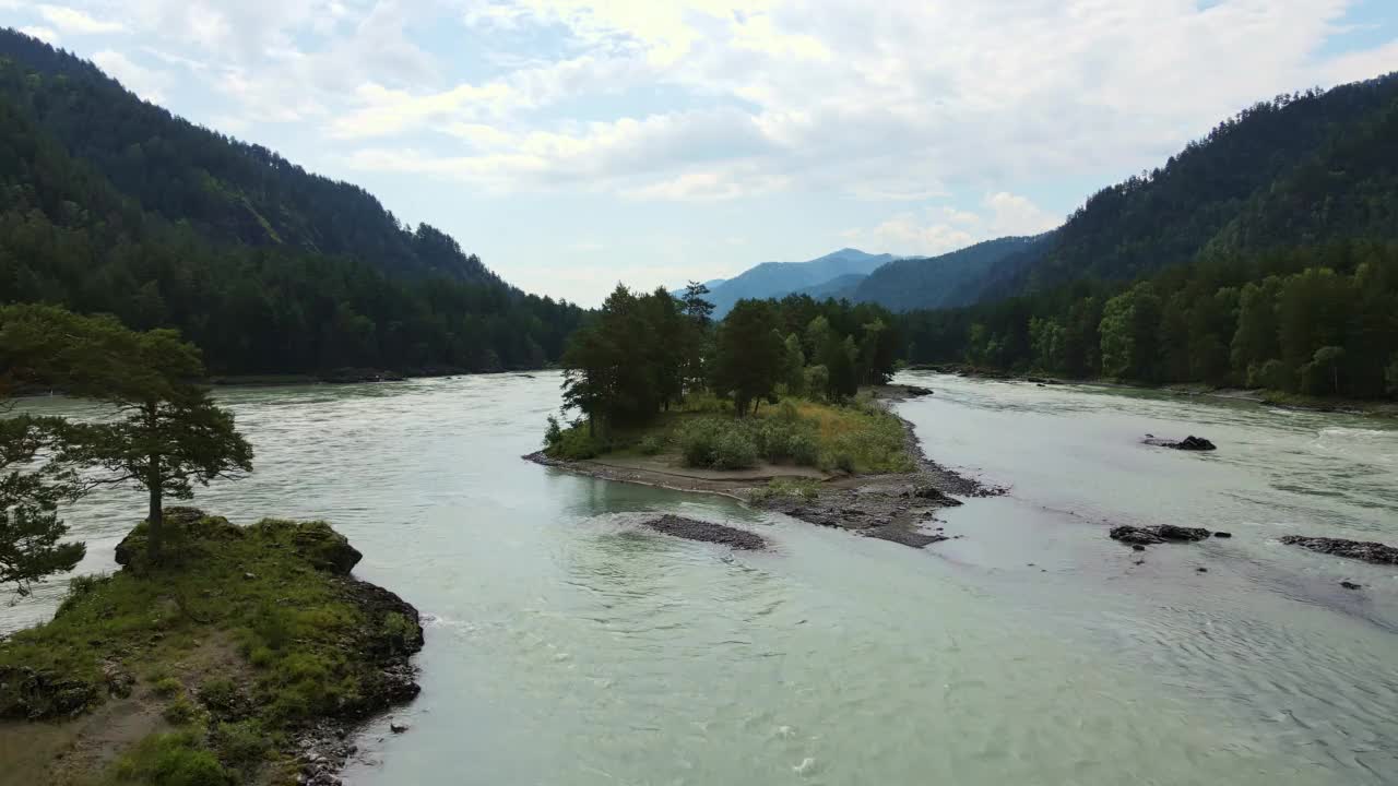 空中:卡顿河有许多小岛在山谷中流动。阿尔泰视频素材