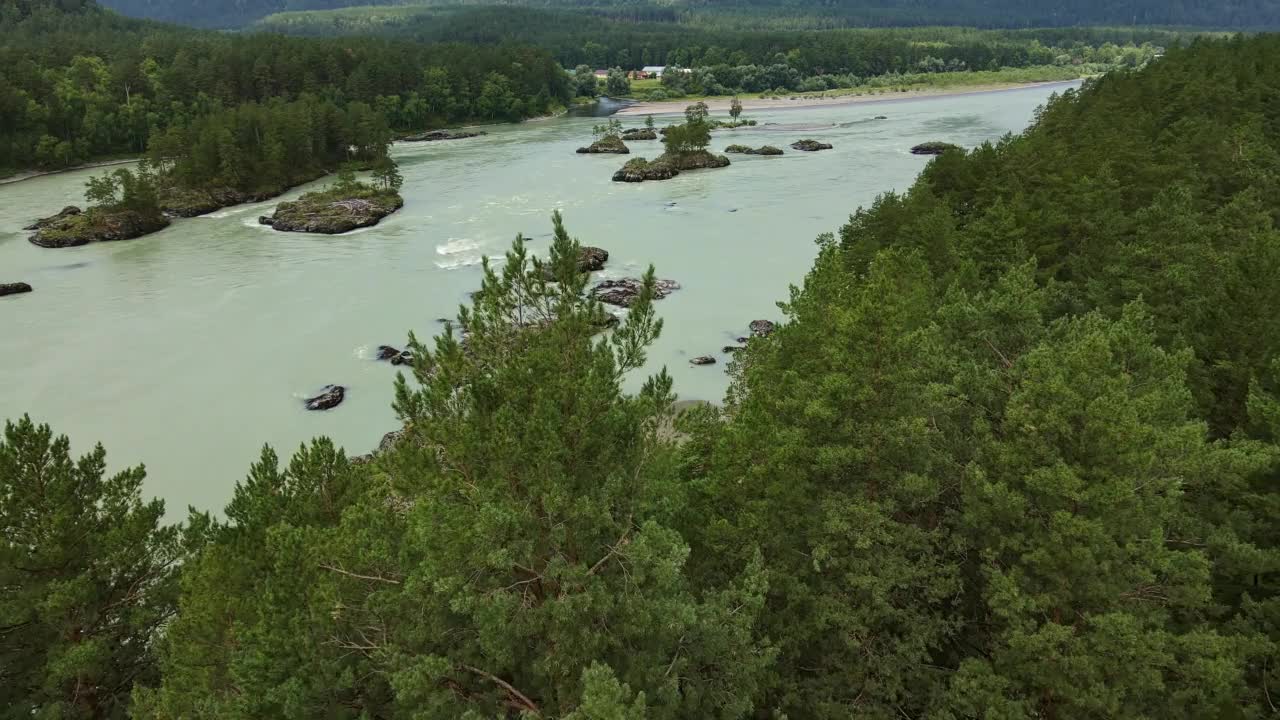 空中:卡顿河有许多小岛在山谷中流动。阿尔泰视频素材