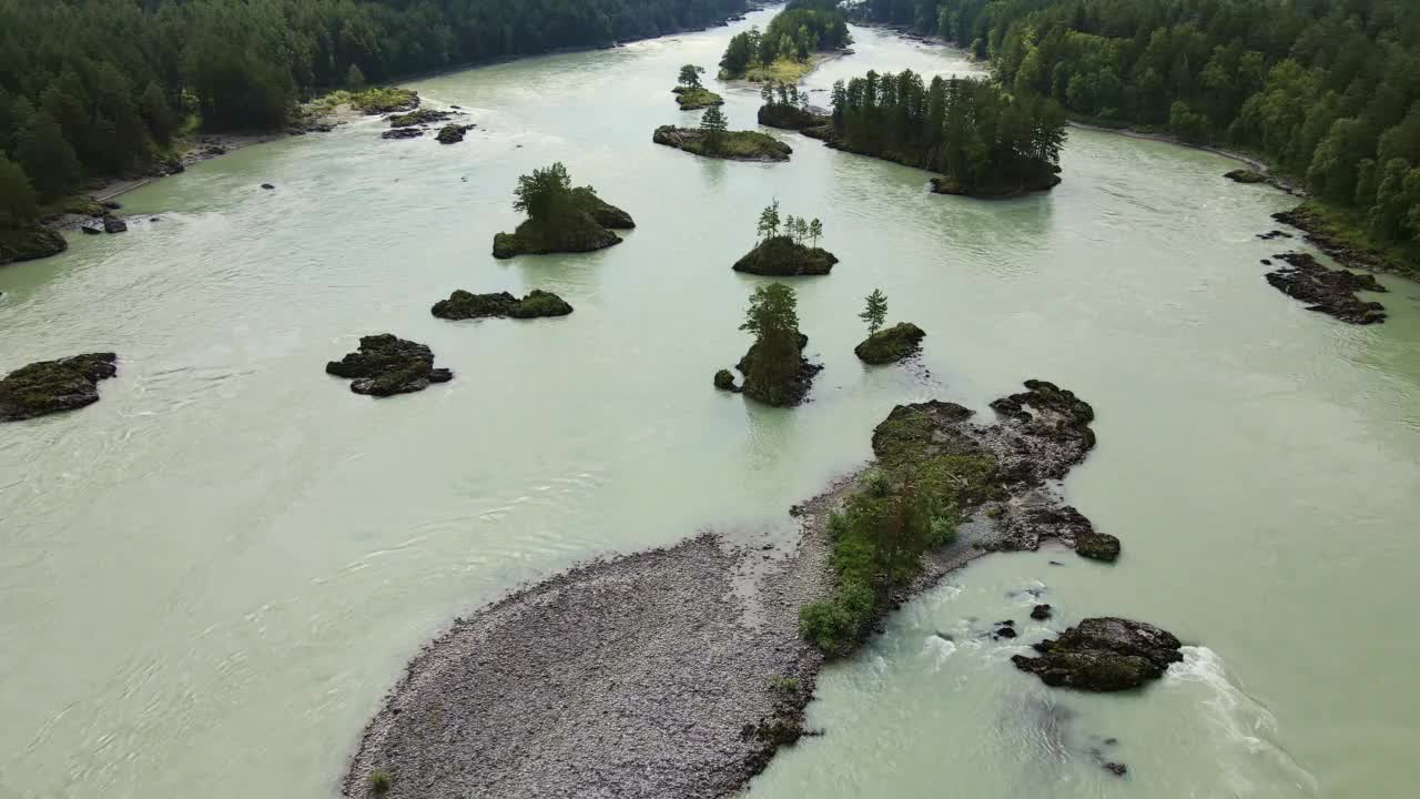 空中:卡顿河有许多小岛在山谷中流动。阿尔泰视频素材