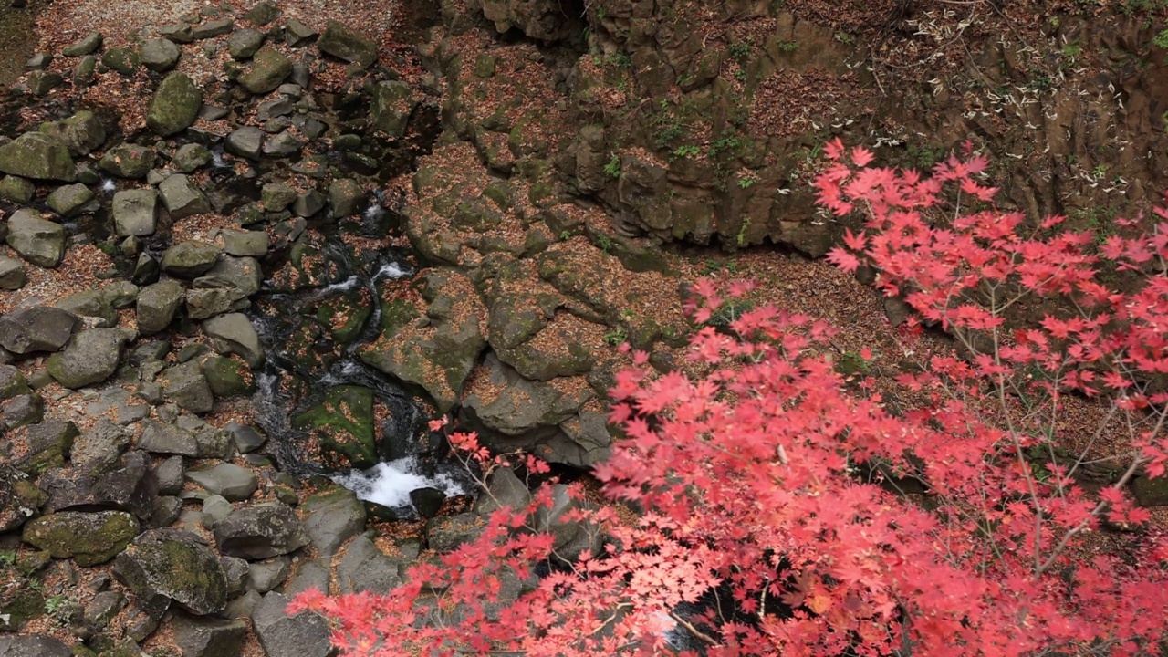 韩国京畿道抱川市Bidulginangpokpo瀑布附近的秋天和山谷风景视频素材