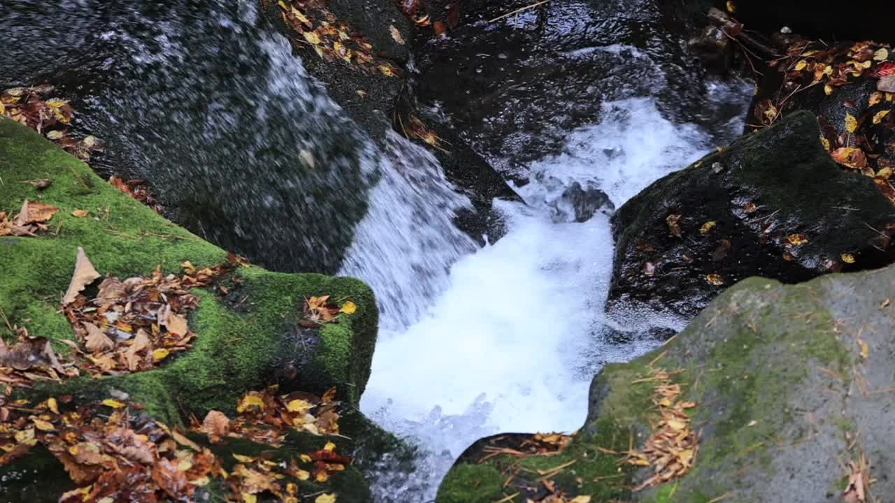 韩国京畿道抱川市Bidulginangpokpo瀑布附近的秋天和山谷风景视频素材